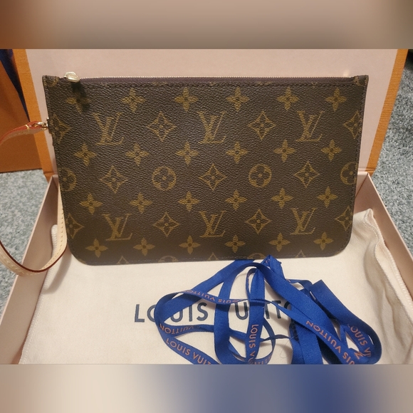 Louis Vuitton Wristlet Monogram - Picture 2 of 6